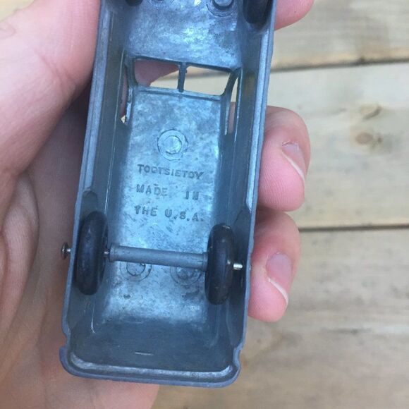 Vintage 1957 TootsieToy Paramedic Ambulance Truck Green Toy Car - Picture 7 of 7